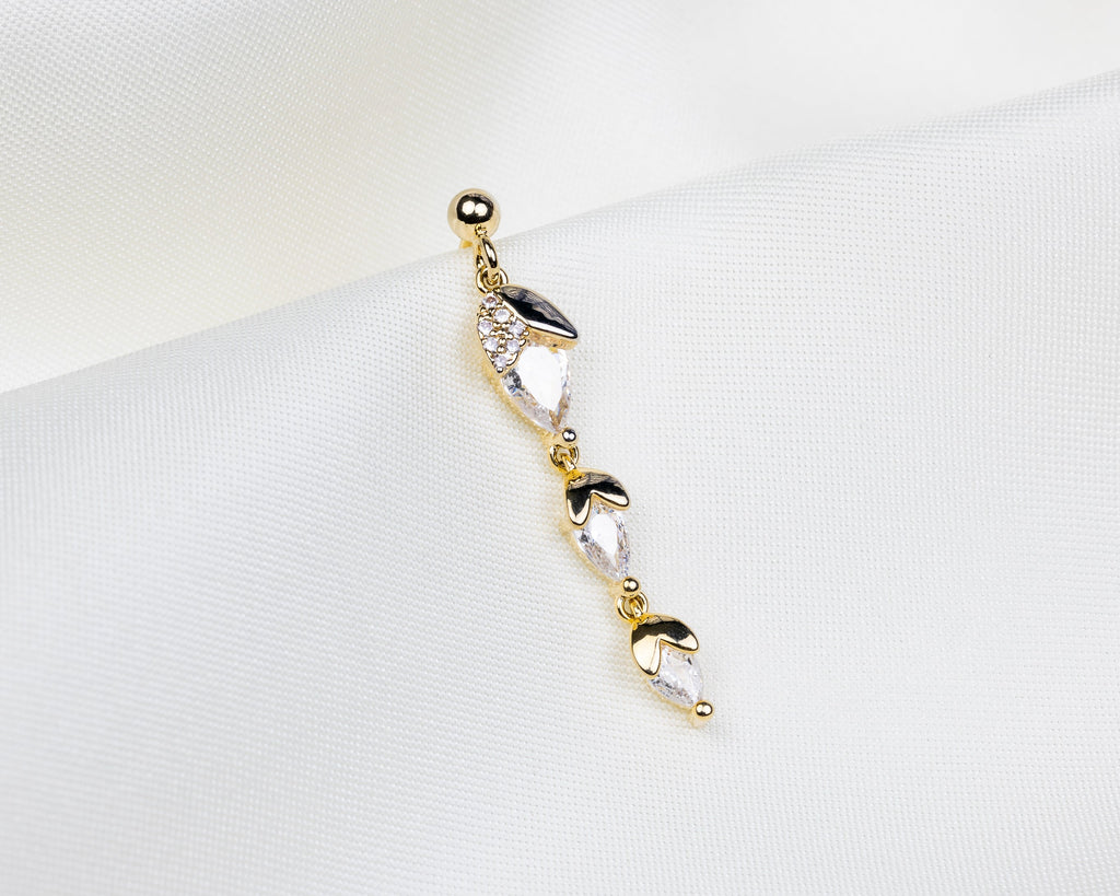 Handgemaakt 14k gold plated oorknopje met een sneeuwklok hanger van witte zirkonia