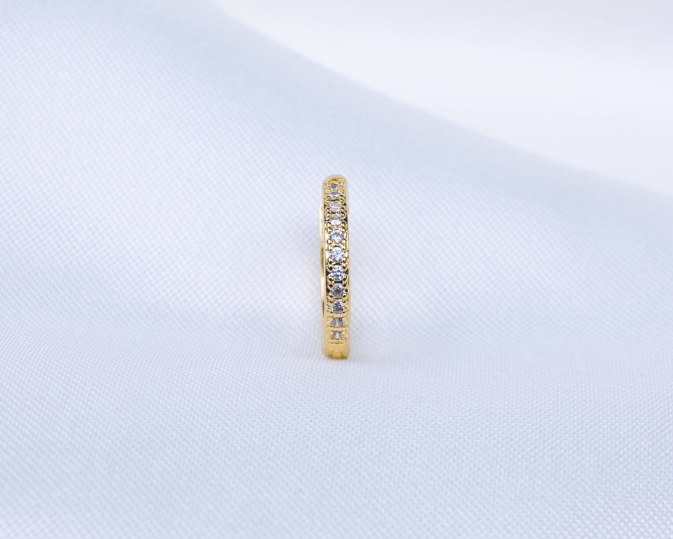 Zircon Huggie