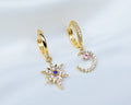 Set van twee handgemaakte 14k gold plated oorbellen met een maan en ster hanger van witte, roze en blauwe zirkonia
