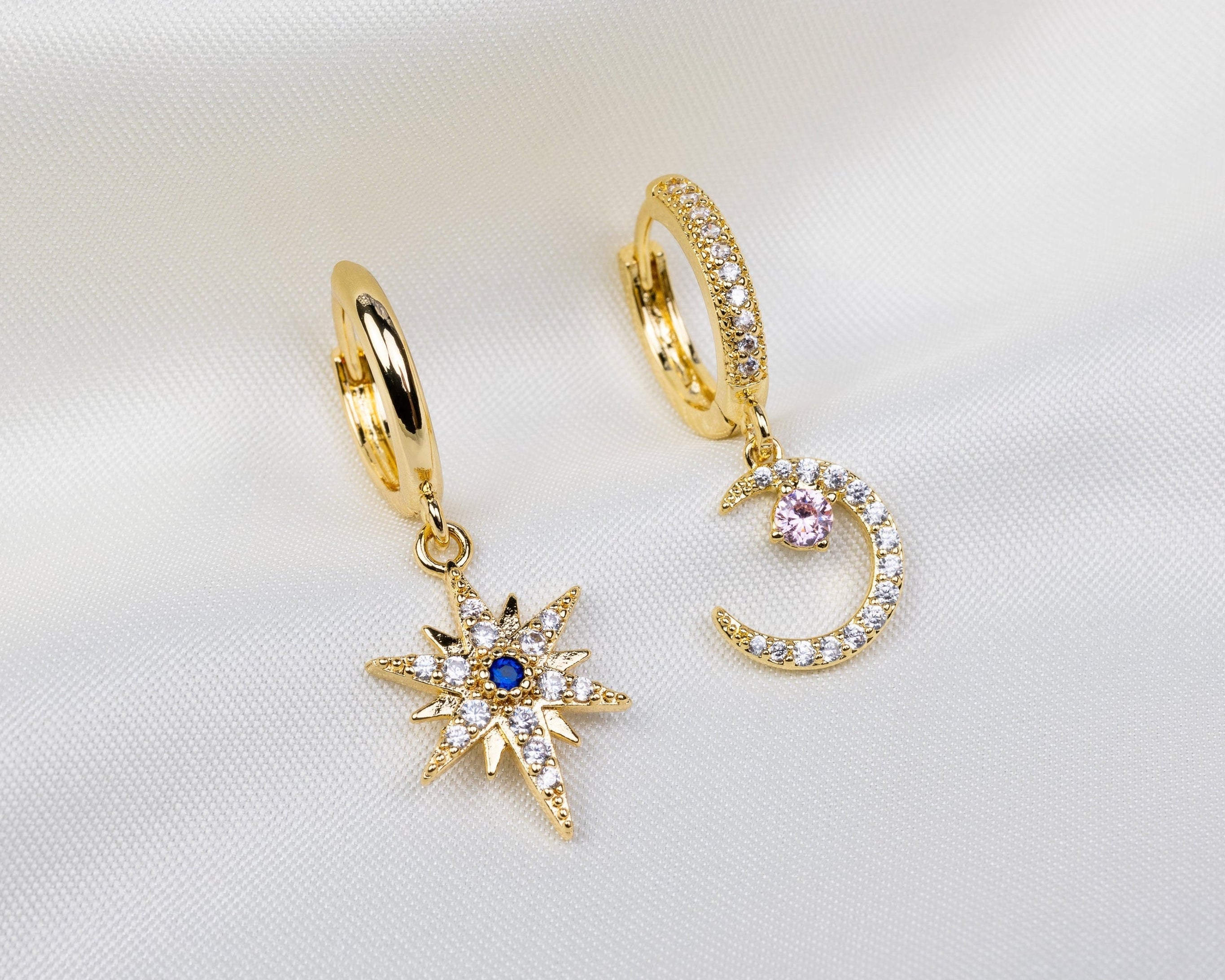 Set van twee handgemaakte 14k gold plated oorbellen met een maan en ster hanger van witte, roze en blauwe zirkonia
