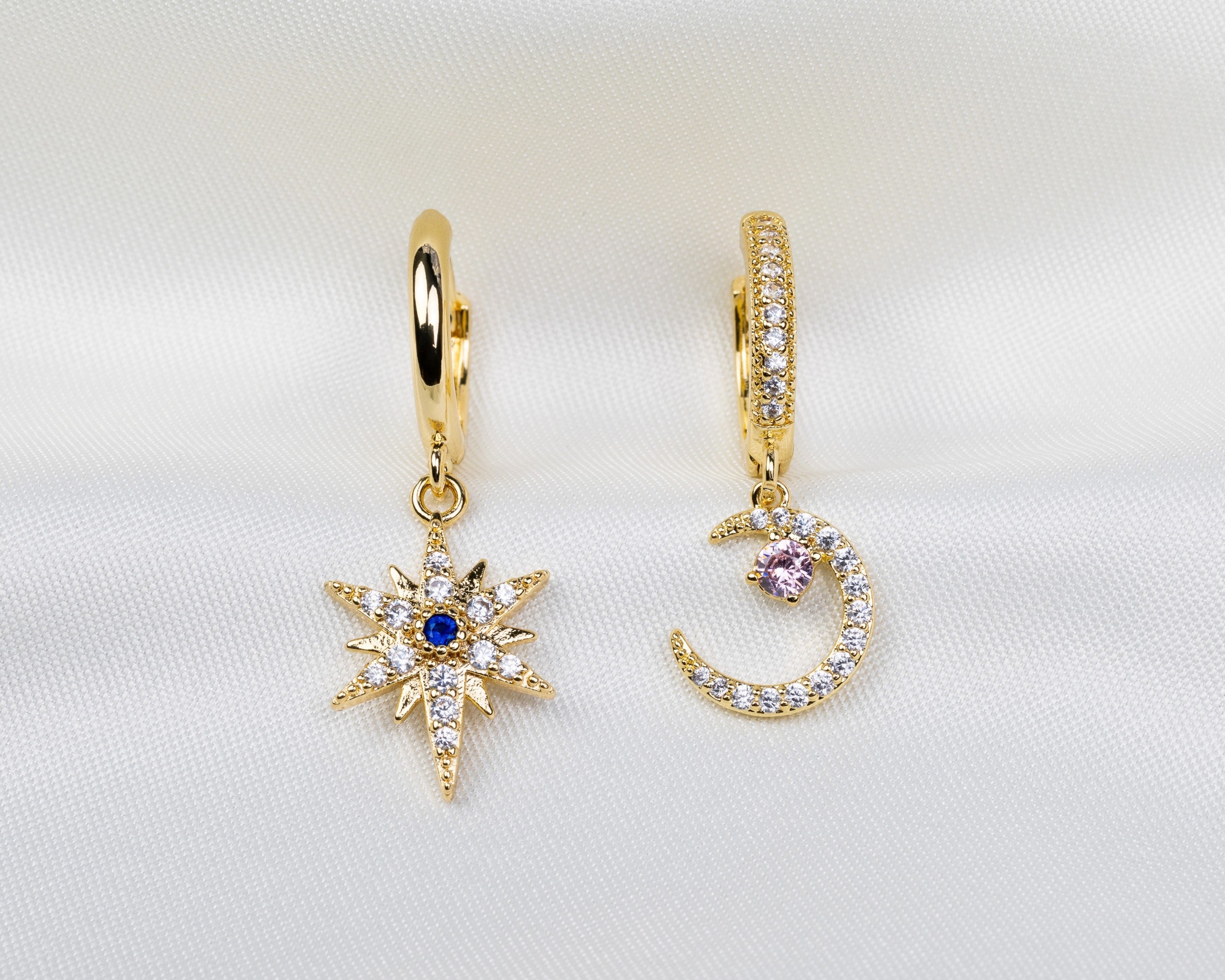 Set van twee handgemaakte 14k gold plated oorbellen met een maan en ster hanger van witte, roze en blauwe zirkonia
