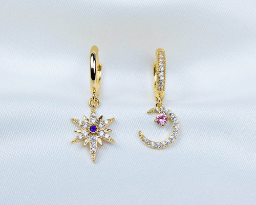 Set van twee handgemaakte 14k gold plated oorbellen met een maan en ster hanger van witte, roze en blauwe zirkonia
