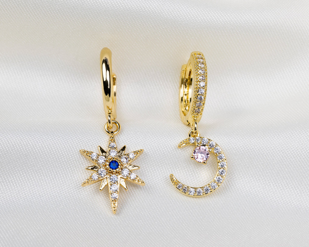 Set van twee handgemaakte 14k gold plated oorbellen met een maan en ster hanger van witte, roze en blauwe zirkonia
