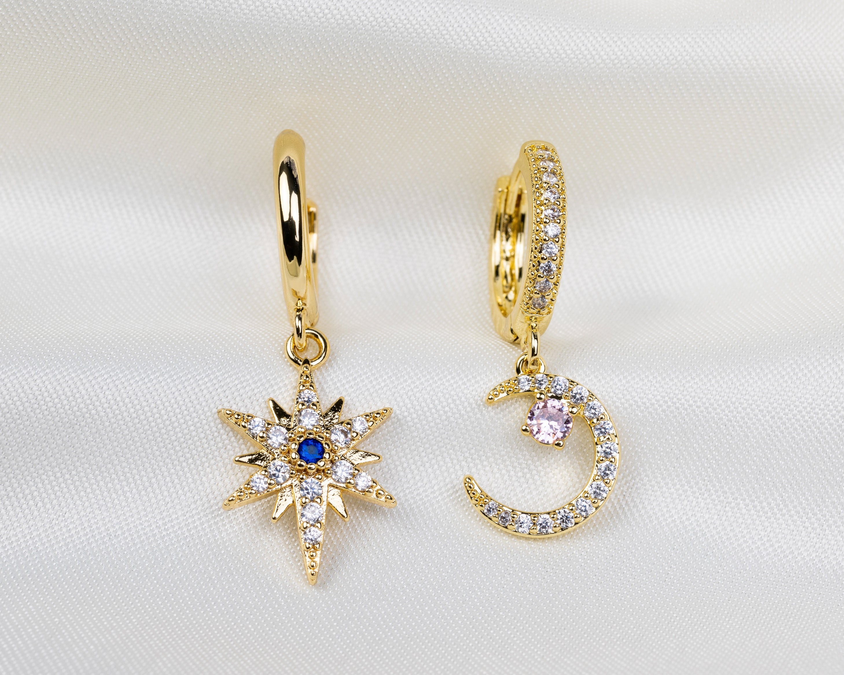Set van twee handgemaakte 14k gold plated oorbellen met een maan en ster hanger van witte, roze en blauwe zirkonia

